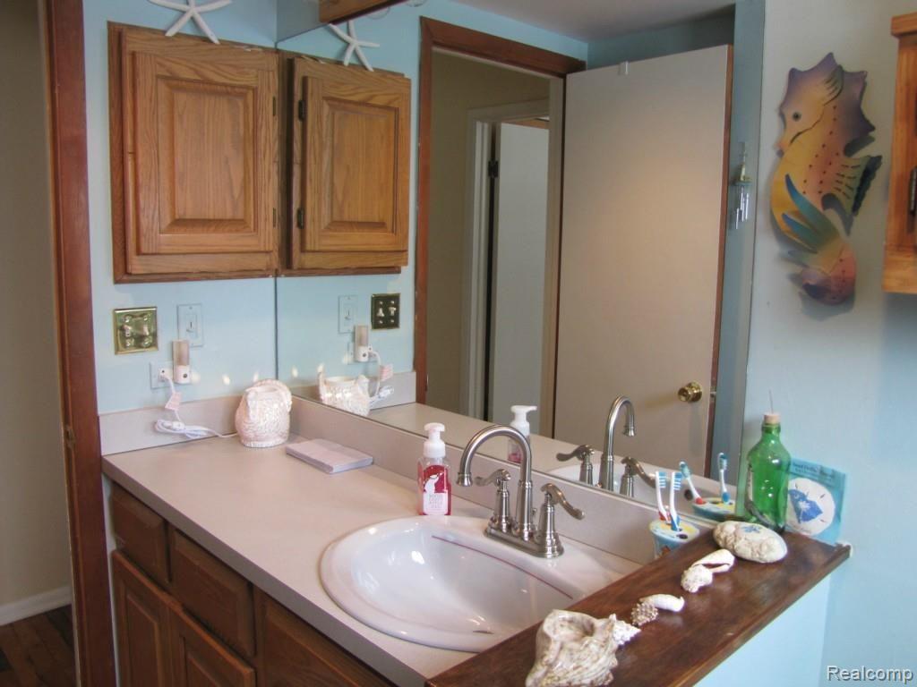 2933 Harvey Street Rochester, MI 48309 - Photo 28 of 38 Main Bath