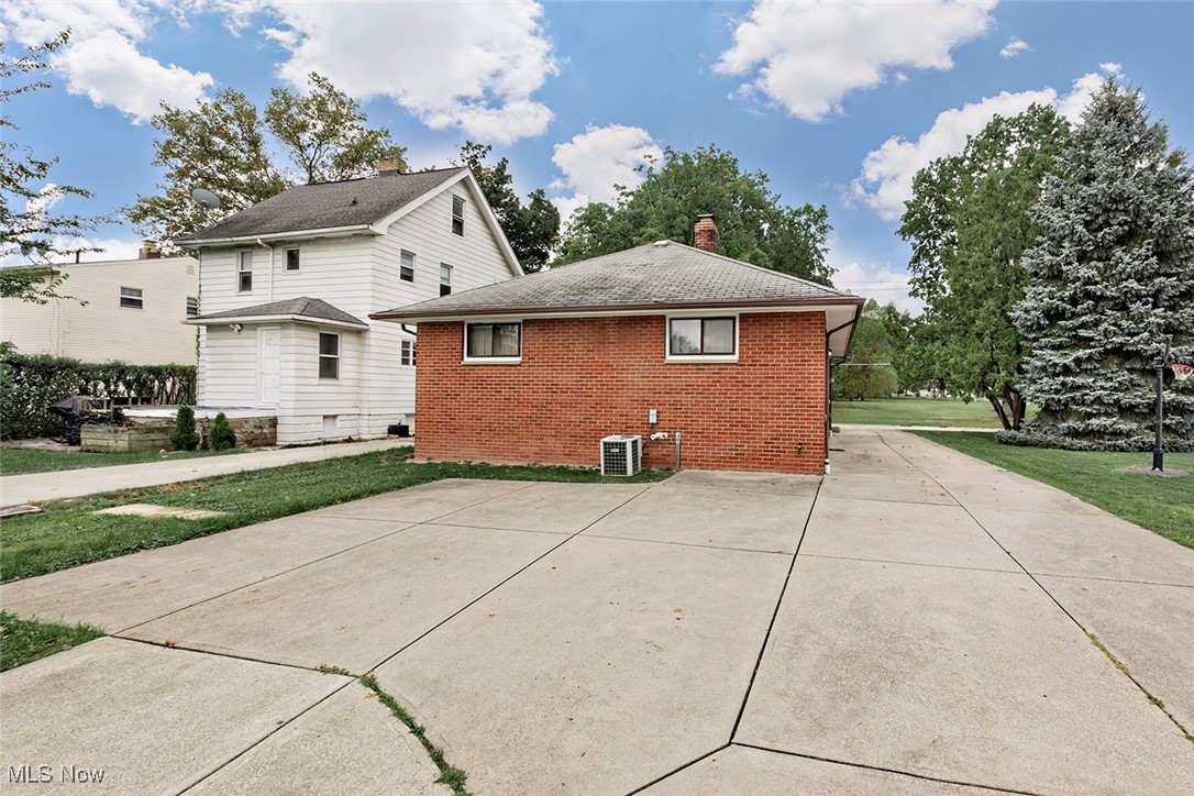 1415 Lander Road Cleveland, OH 44124 - Photo 14 of 24