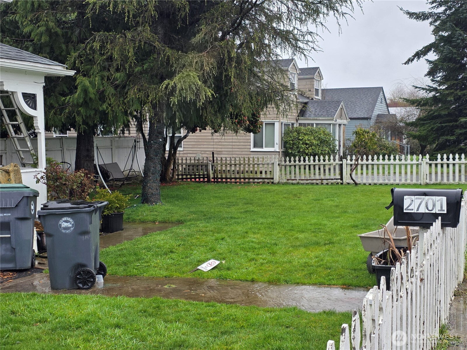 2701 Simpson Avenue Hoquiam, WA 98550 - Photo 4 of 5 a front view of a house with garden