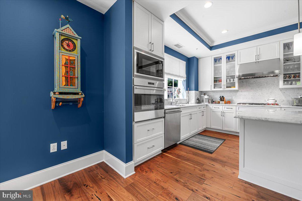 8111 River Road, Unit 131 Bethesda, MD 20817 - Photo 19 of 59 Wolf, Bosch & Subzero appliances