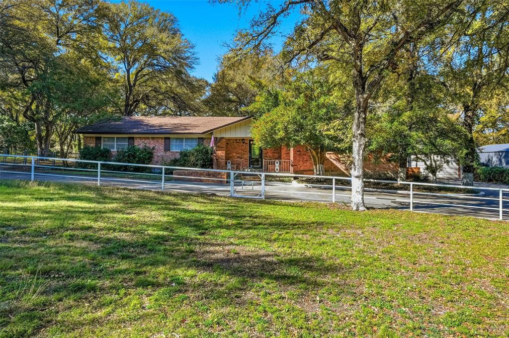 1508 Red Oak Circle Azle, TX 76020 - Photo 4 of 27