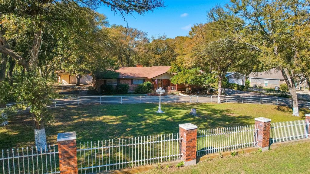 1508 Red Oak Circle Azle, TX 76020 - Photo 5 of 27