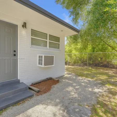 a view of a backyard