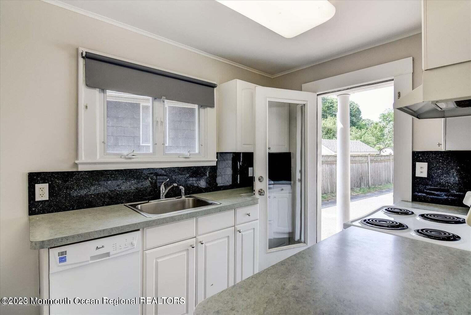 152 Monmouth Road Oakhurst, NJ 07755 - Photo 4 of 8 20230619183628244390000000-o