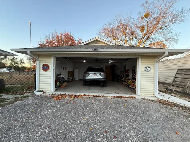 a view of a backyard