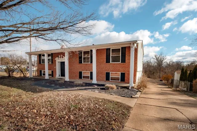 $339,900 | 624 Sandy Oak Drive, Manchester, MO 63021