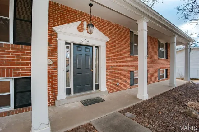 $339,900 | 624 Sandy Oak Drive, Manchester, MO 63021