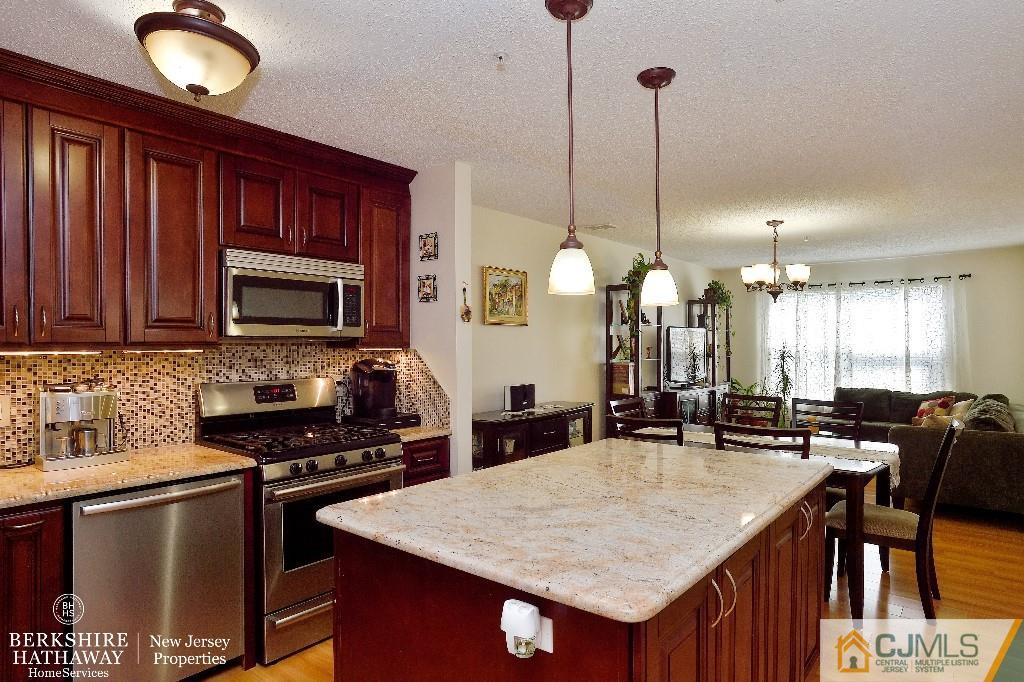 184 Prestwick Way Edison, NJ 08820 - Photo 2 of 18 Gallery Image 2