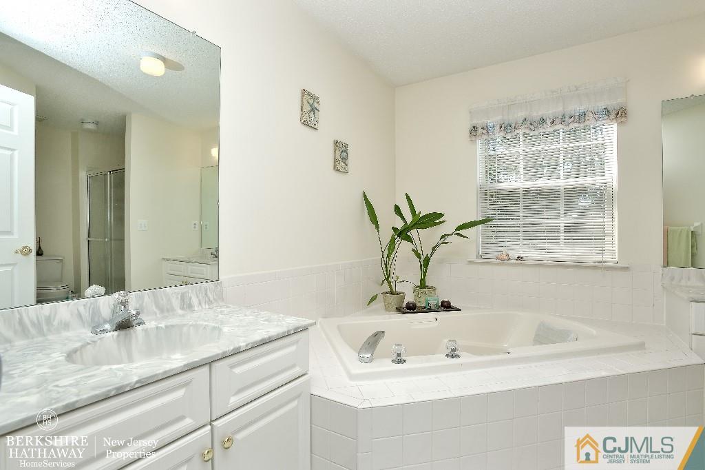 184 Prestwick Way Edison, NJ 08820 - Photo 12 of 18 Gallery Image 12