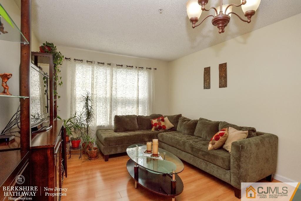 184 Prestwick Way Edison, NJ 08820 - Photo 4 of 18 Gallery Image 4