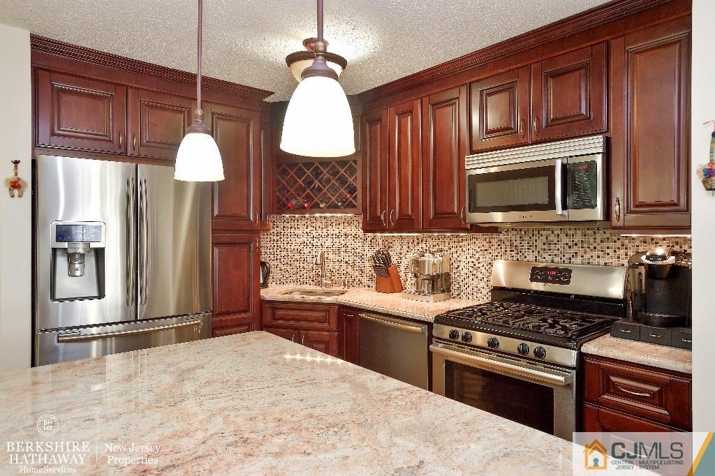 184 Prestwick Way Edison, NJ 08820 - Photo 5 of 18 Gallery Image 5