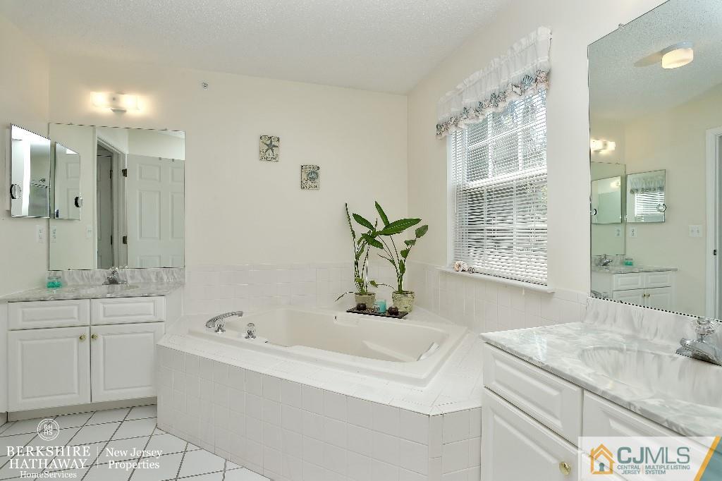 184 Prestwick Way Edison, NJ 08820 - Photo 10 of 18 Gallery Image 10