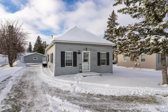 $144,900 | 1221 Knight Avenue North, Thief River Falls, MN 56701
