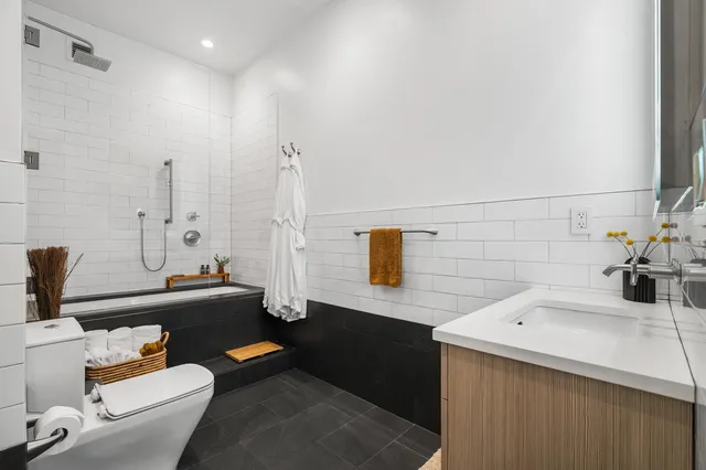 $1,980,000 | 27-28 Thomson Avenue, Unit 304 | Long Island City