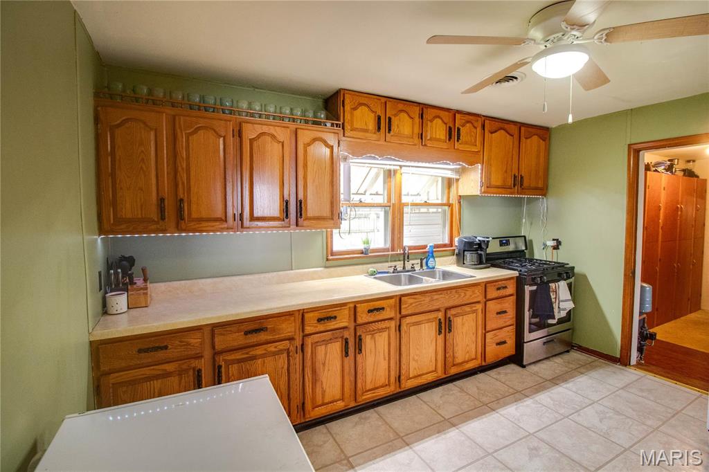 1010 Walnut Greenfield, IL 62044 - Photo 10 of 28