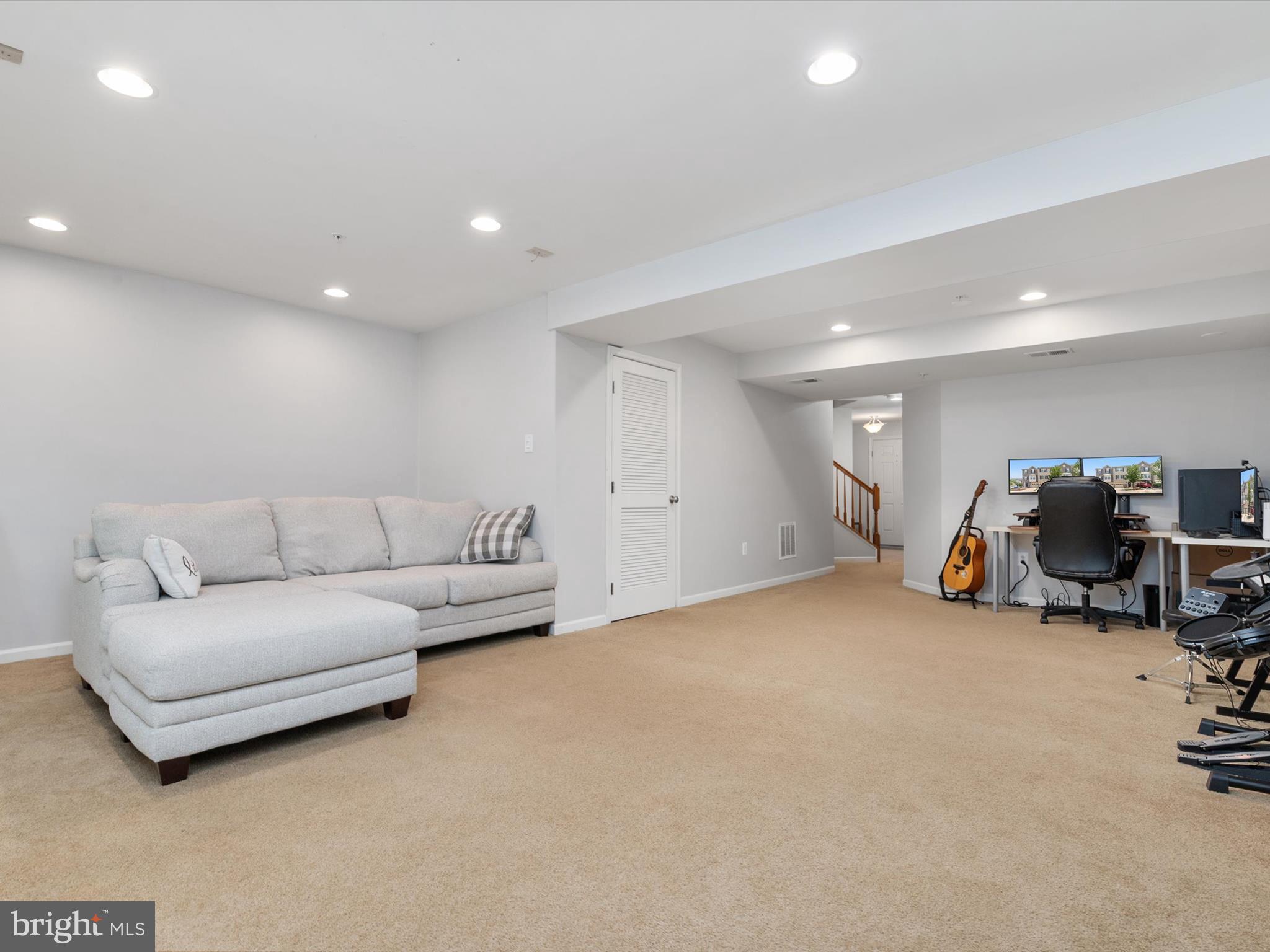 6888 Tasker Falls Elkridge, MD 21075 - Photo 11 of 47 a living room with furniture and a gym machine