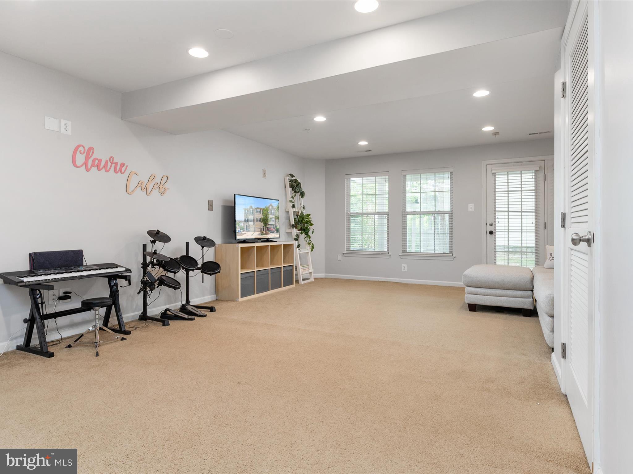 6888 Tasker Falls Elkridge, MD 21075 - Photo 8 of 47 a view of a livingroom with furniture and a window