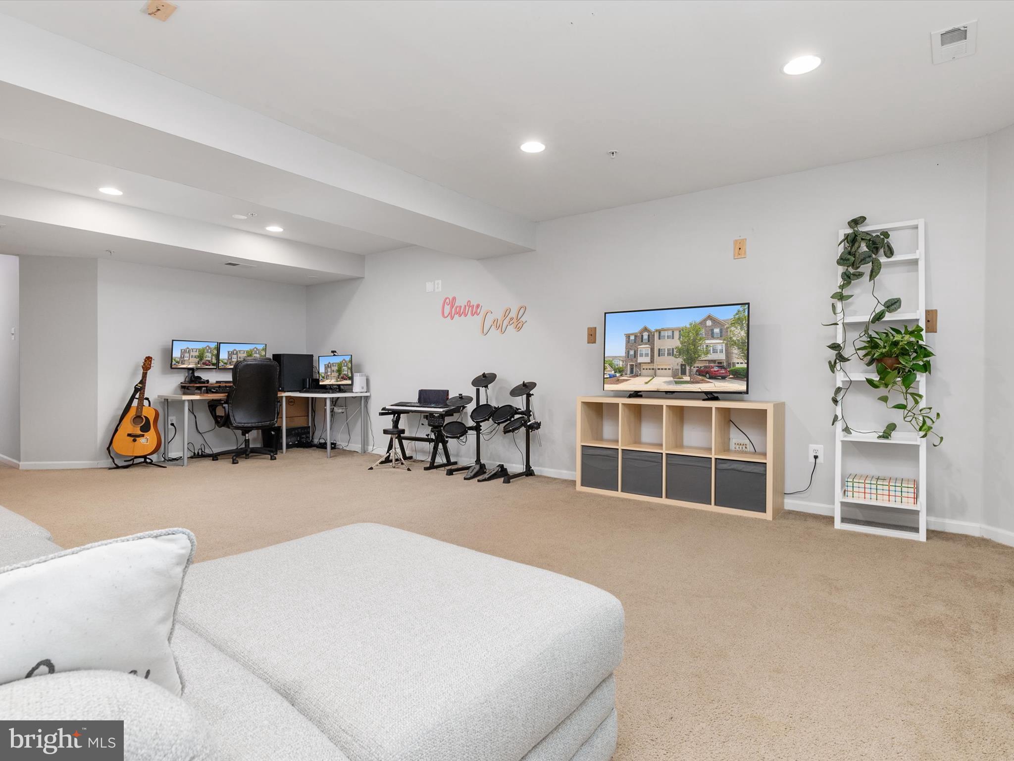 6888 Tasker Falls Elkridge, MD 21075 - Photo 10 of 47 a living room with furniture and a flat screen tv