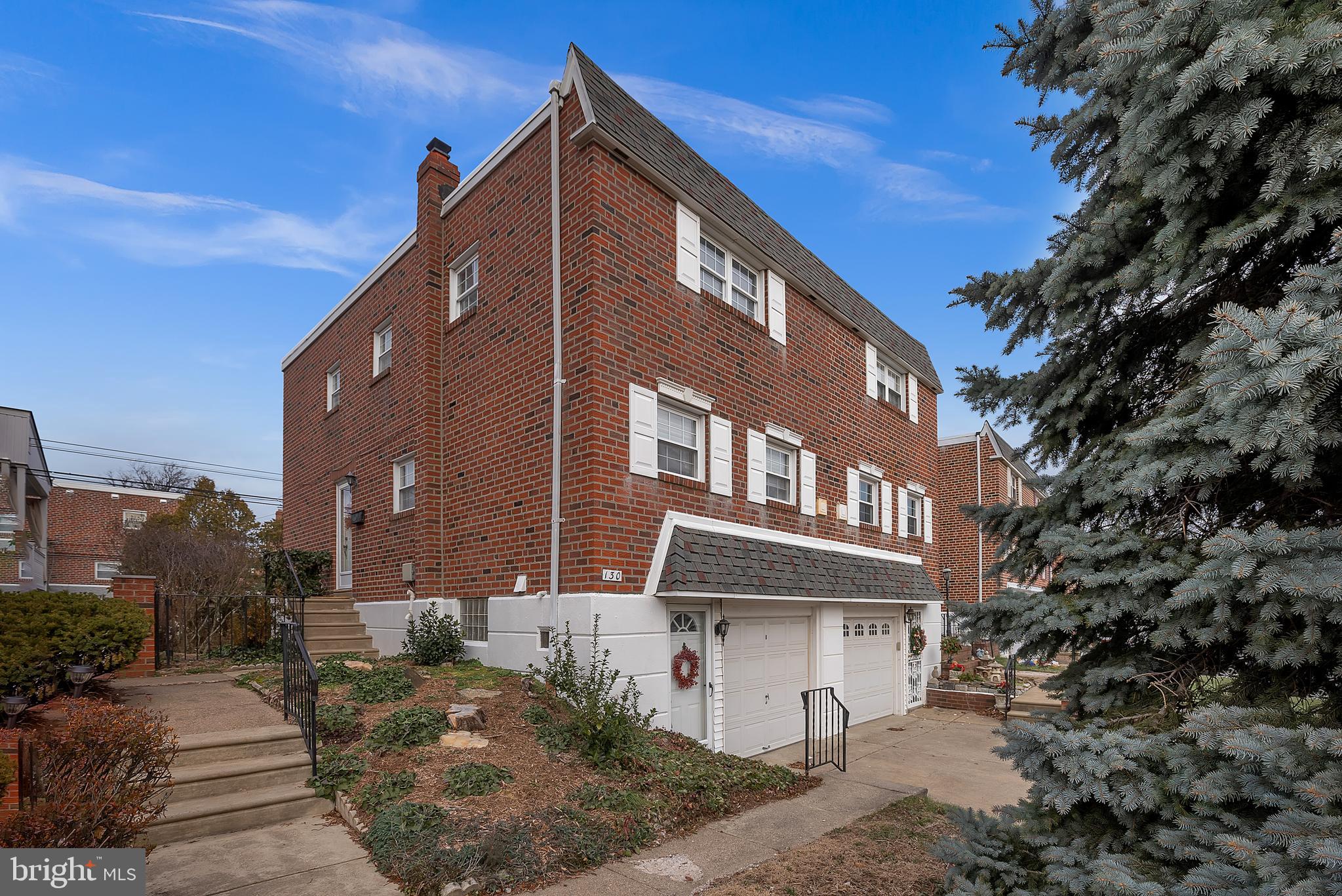Beautiful twin home w/private driveway/garage
