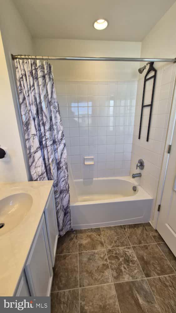 2488 Westwind Boulevard Cambridge, MD 21613 - Photo 20 of 32 a bathroom with a bathtub and shower
