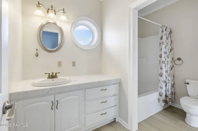 $674,500 | 3785 Lake Breeze Road, Lake Charles, LA 70605