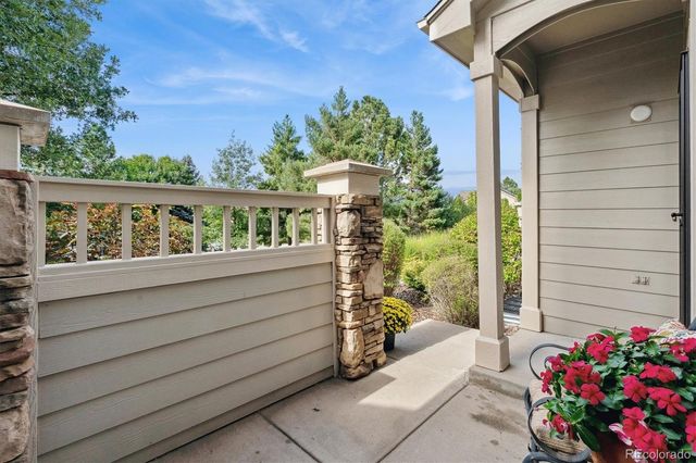 a view of a yard in front of house
