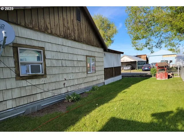 a view of a back yard of the house