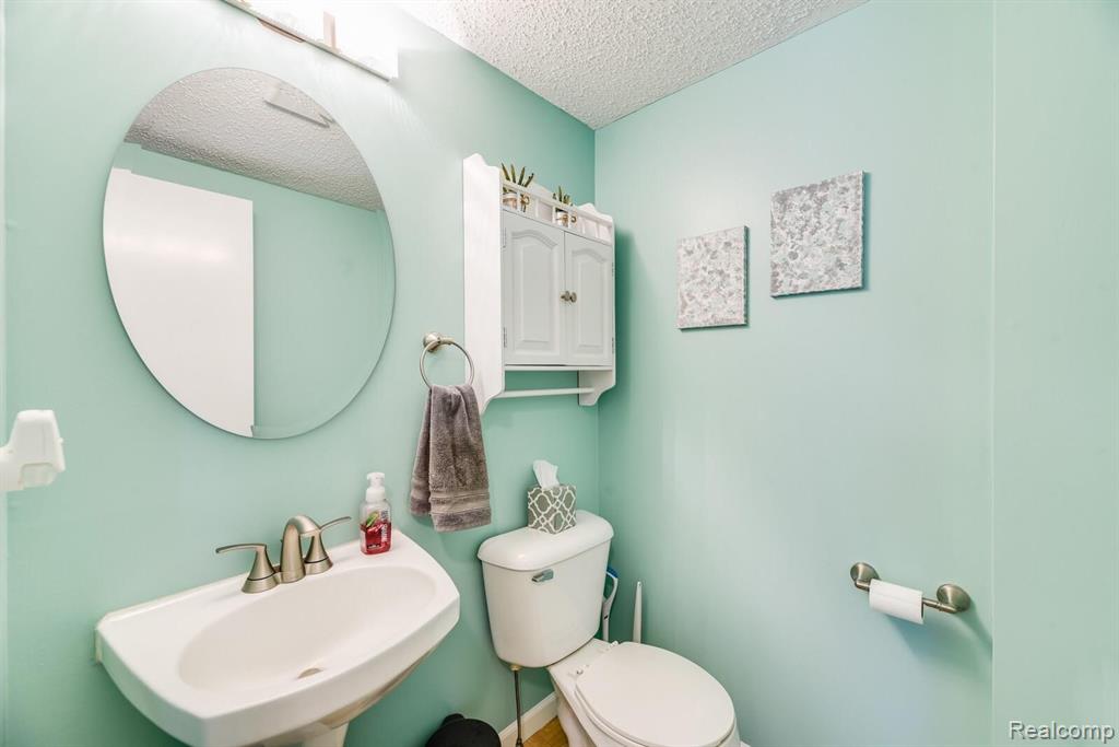 25775 South River Road Harrison Township, MI 48045 - Photo 21 of 29