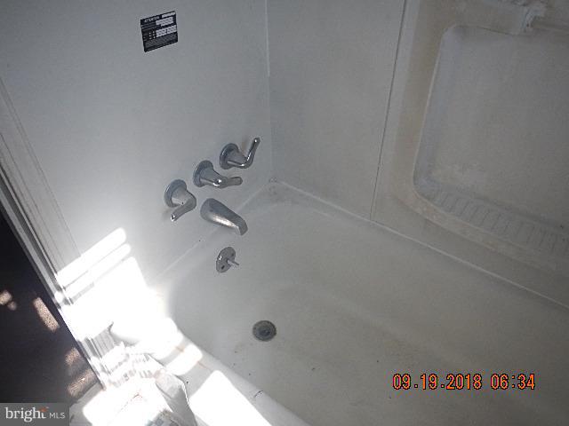 1635 Riverwood Road Baltimore, MD 21221 - Photo 11 of 30 a bathroom with a bathtub
