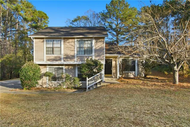 a view of a house with a yard