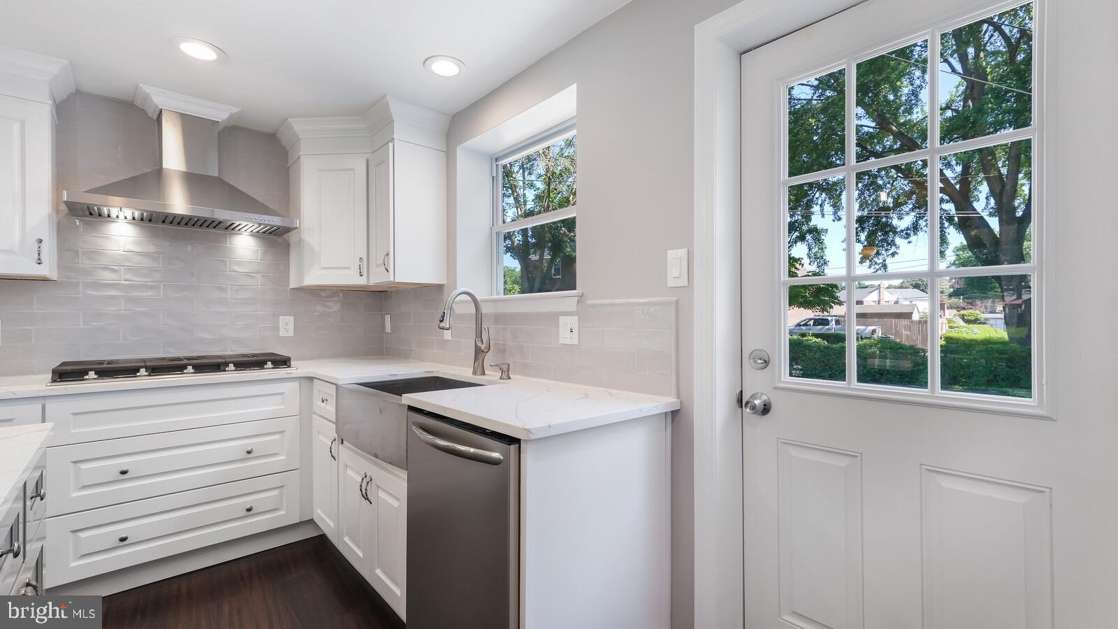 509 Scenic Road Springfield, PA 19064 - Photo 12 of 31 Hood and stove top in kitchen