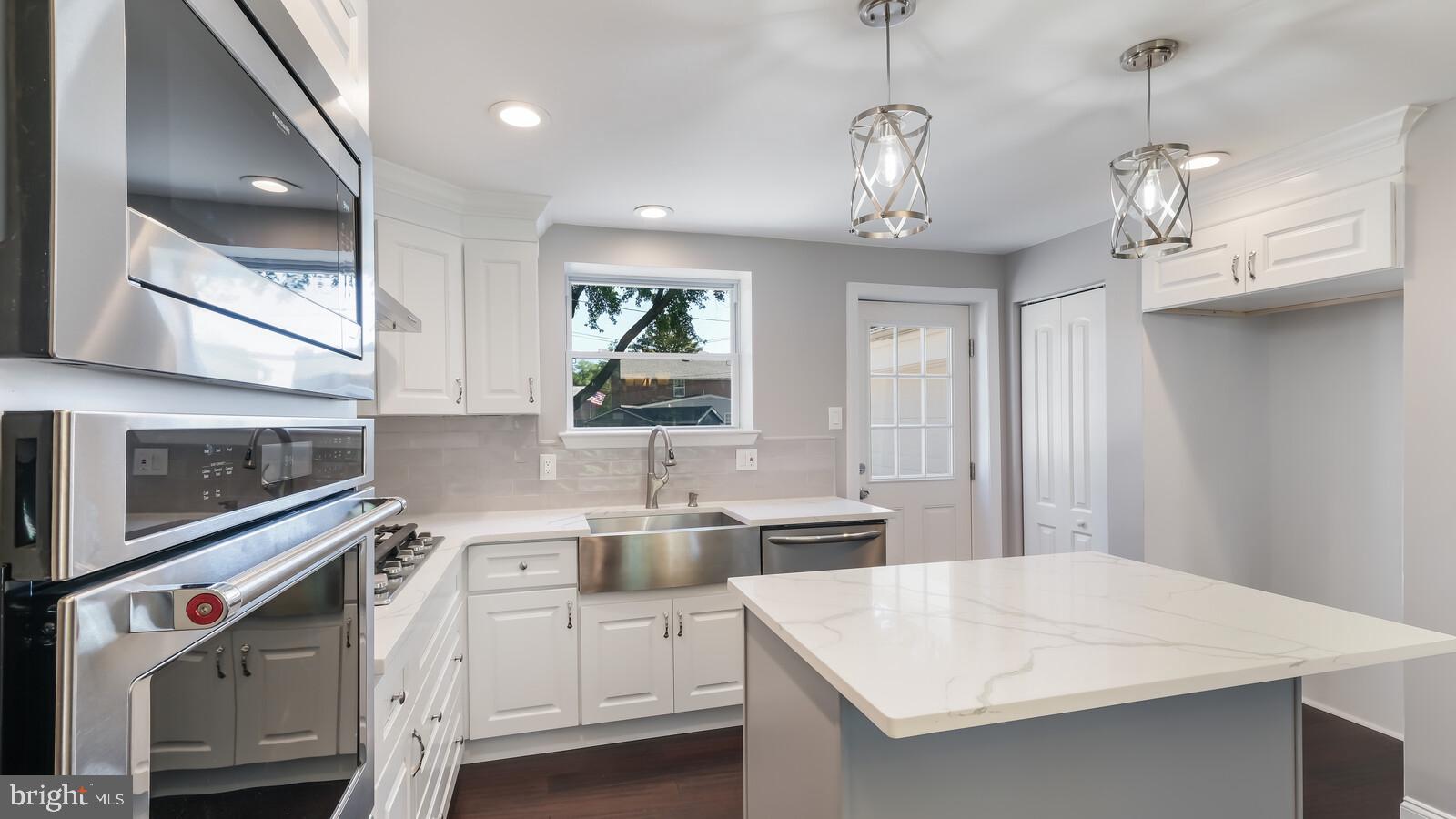 509 Scenic Road Springfield, PA 19064 - Photo 14 of 31 Microwave and wall oven