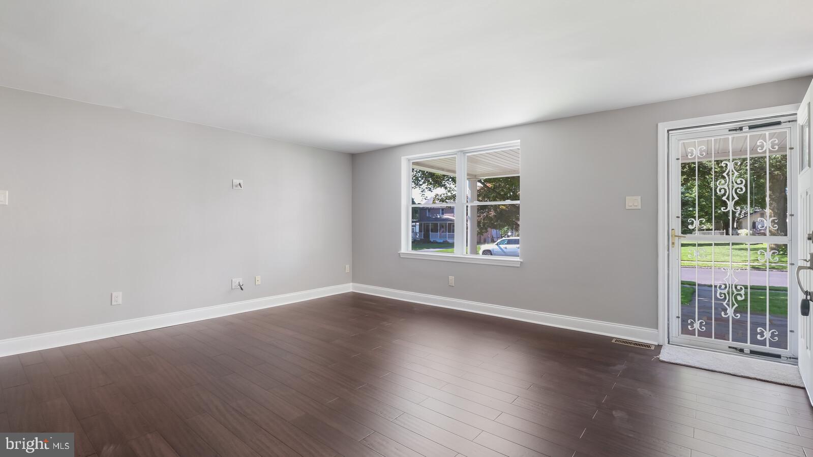 509 Scenic Road Springfield, PA 19064 - Photo 8 of 31 Living room looking at front door