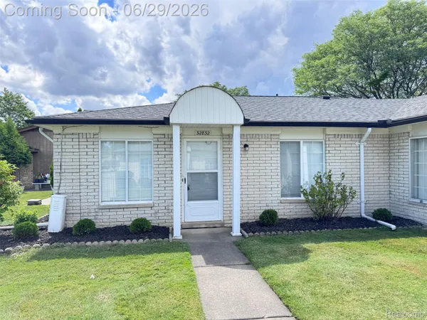 $164,800 | 32832 Meadowbrook Lane, Unit 18, Warren, MI 48093