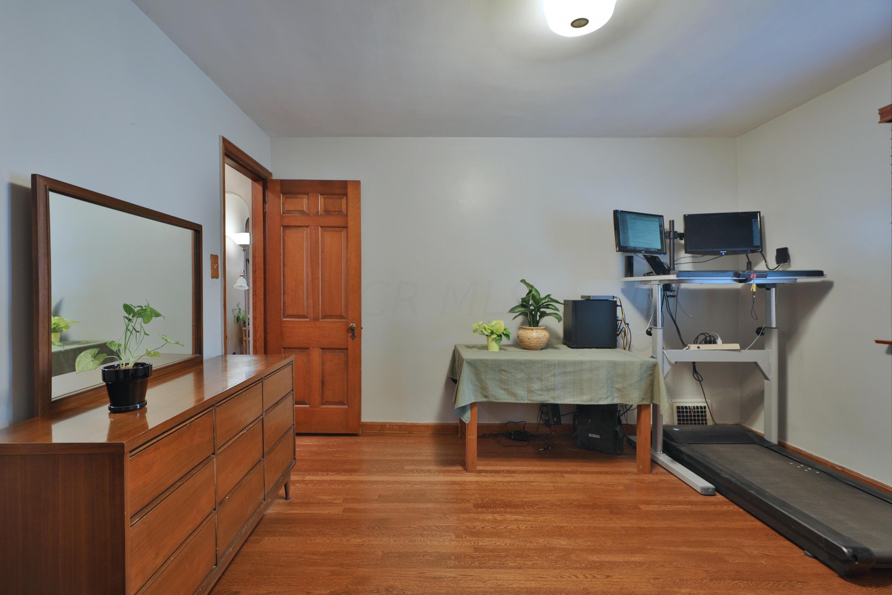 390 East Beaumont Road Columbus, OH 43214 - Photo 22 of 52 First floor bedroom