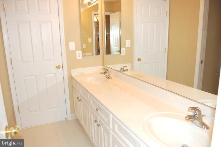 25833 Spring Farm Circle Chantilly, VA 20152 - Photo 3 of 28 Bath #2