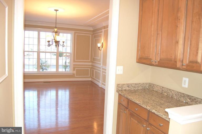 25833 Spring Farm Circle Chantilly, VA 20152 - Photo 8 of 28 Butlers Pantry