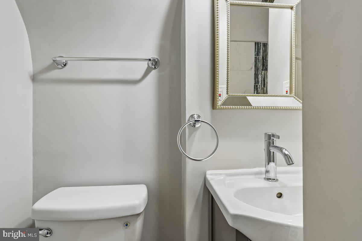 4818 Lindsay Road Baltimore, MD 21229 - Photo 21 of 29 Full Bath