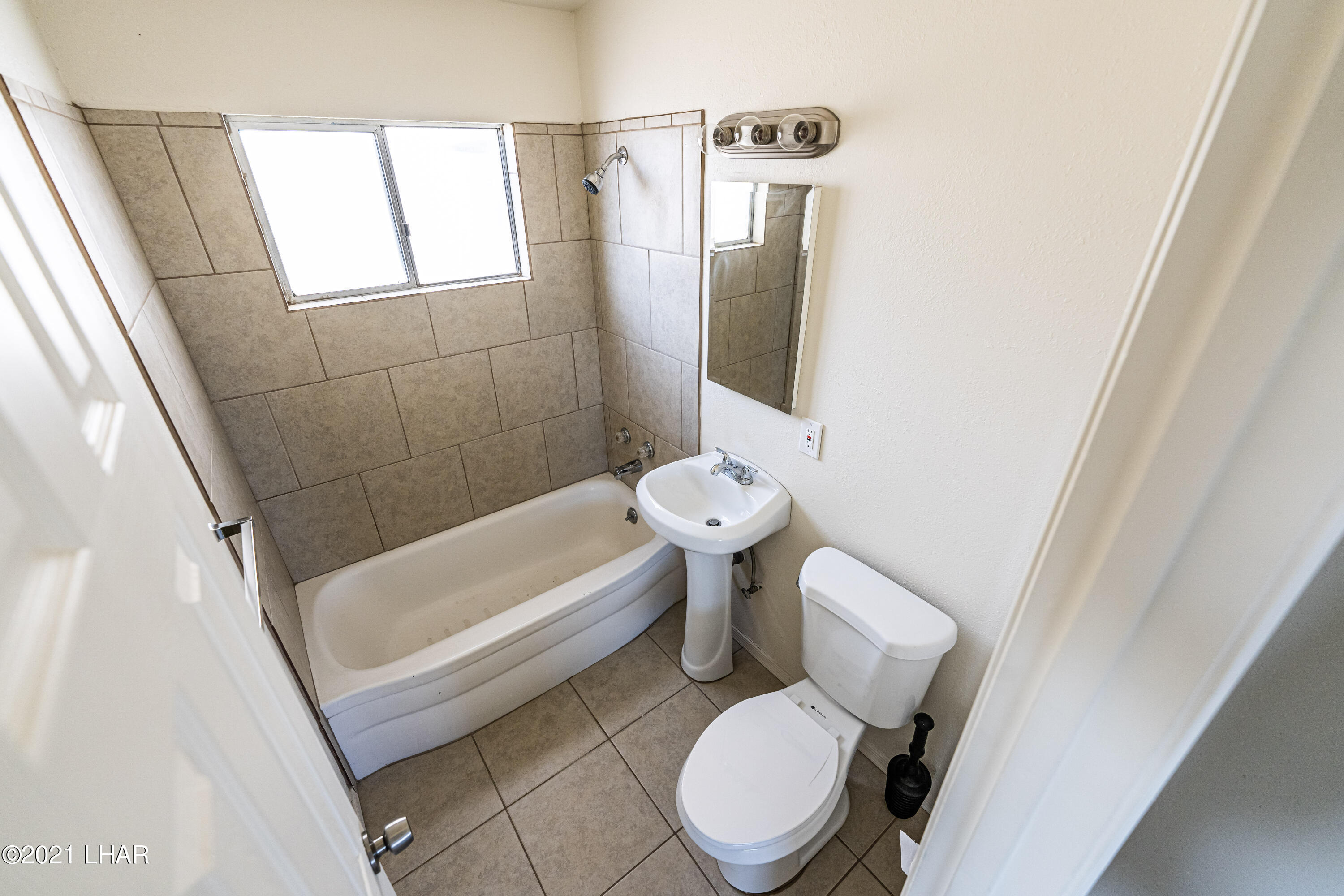 3405 Hodges Road Kingman, AZ 86409 - Photo 28 of 37 GUEST BATH
