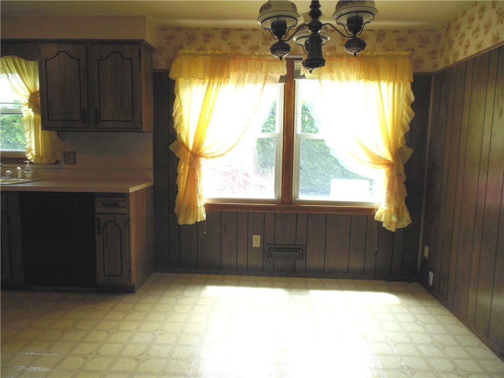 19 Fenwick Road East Providence, RI 02915 - Photo 12 of 31 Gallery Image 12