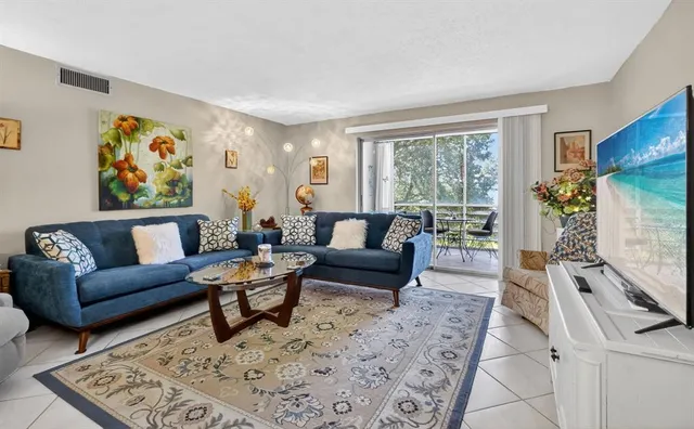 $129,900 | 330 Northeast 26th Avenue, Unit 318, Boynton Beach, FL 33435