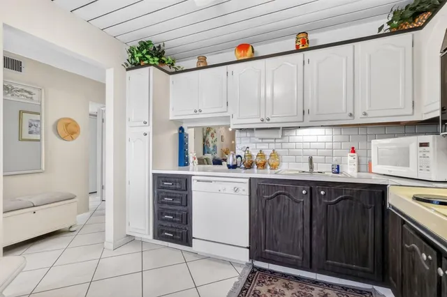 $129,900 | 330 Northeast 26th Avenue, Unit 318, Boynton Beach, FL 33435