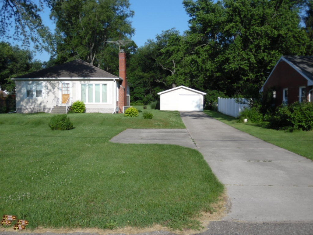 68806 Brady Road Edwardsburg, MI 49112 - Photo 1 of 19 SAM_1881