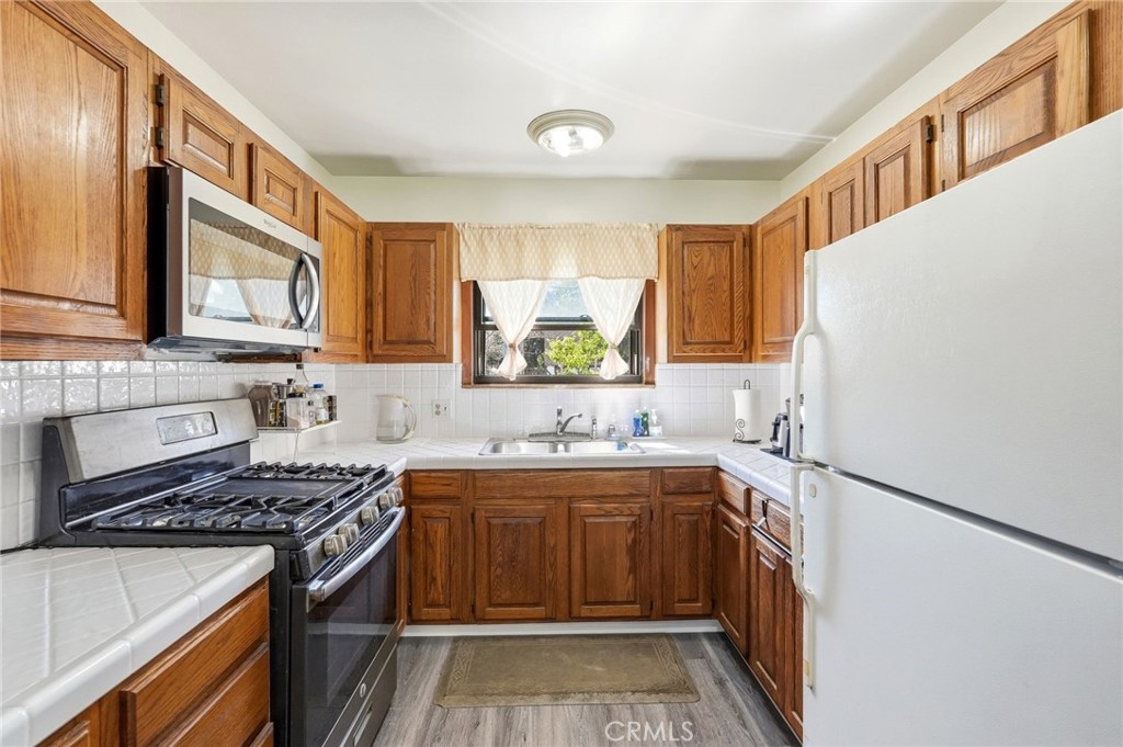 18003 Saticoy Street Reseda, CA 91335 - Photo 5 of 26 Kitchen