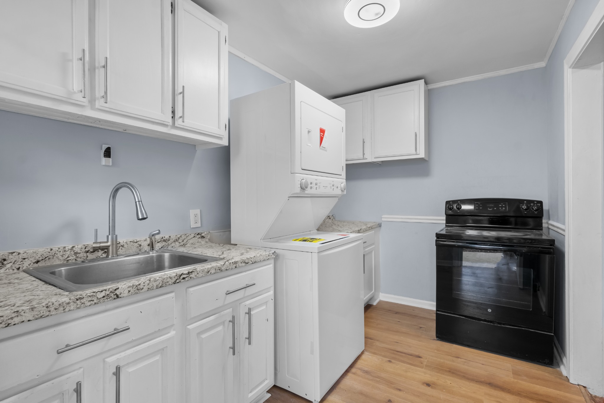 1815 Ragland Avenue Murfreesboro, TN 37130 - Photo 8 of 15 a kitchen with stainless steel appliances granite countertop a sink stove and cabinets