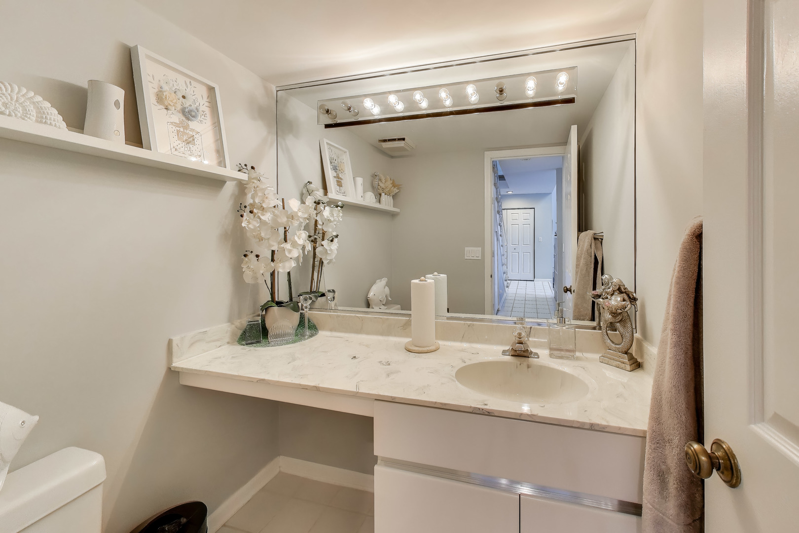 654 Picardy Circle Northbrook, IL 60062 - Photo 17 of 26 a bathroom with a sink and a mirror