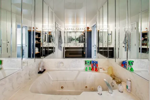 $450,000 | 654 Picardy Circle, Northbrook, IL 60062