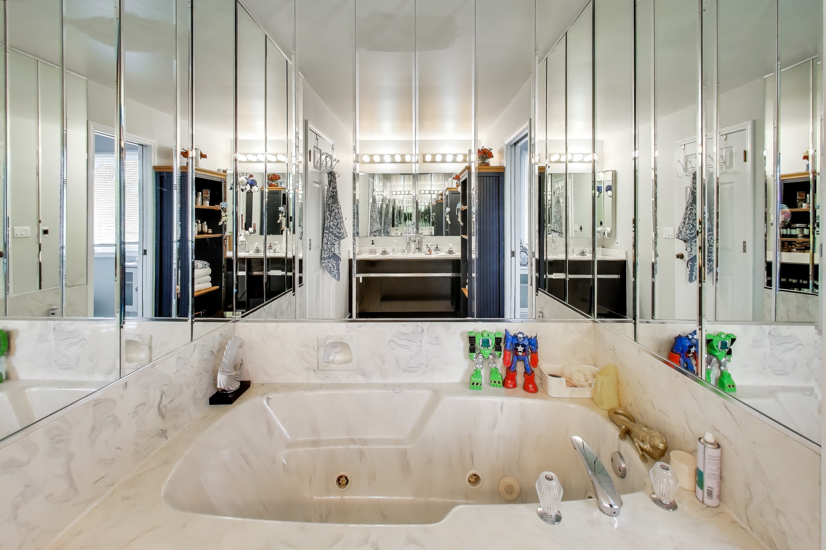 654 Picardy Circle Northbrook, IL 60062 - Photo 19 of 26 a bathroom with bathtub and shower