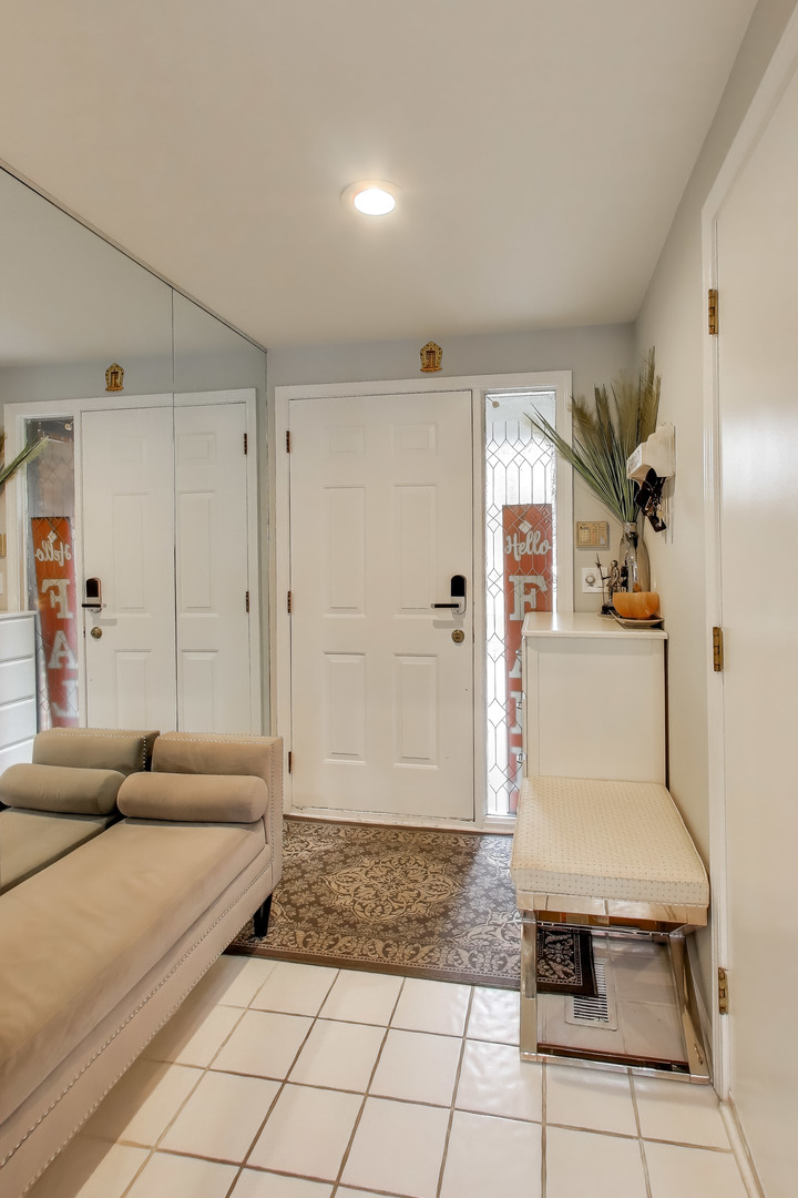 654 Picardy Circle Northbrook, IL 60062 - Photo 2 of 26 a living room with furniture
