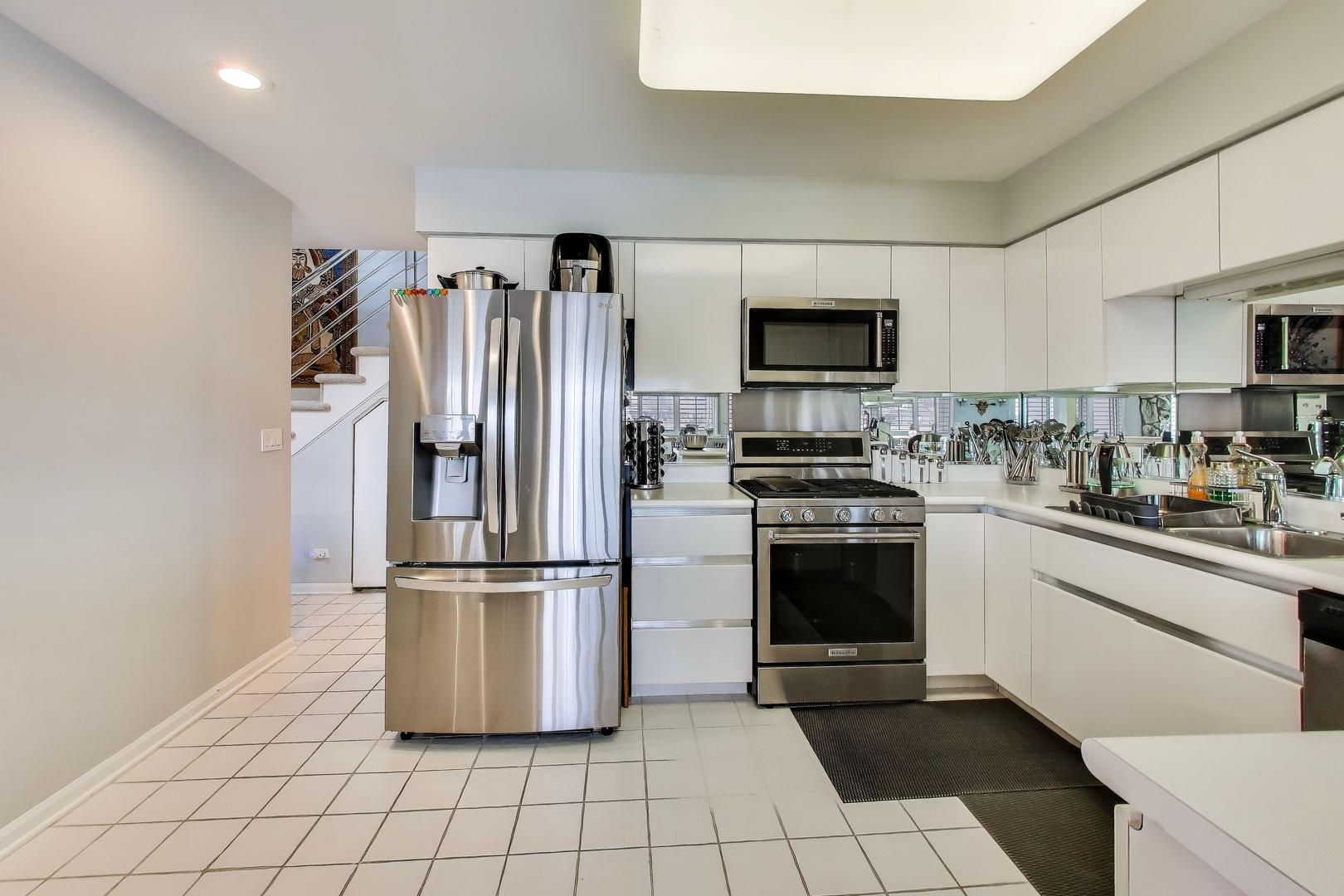 654 Picardy Circle Northbrook, IL 60062 - Photo 7 of 26 a kitchen with a refrigerator a stove top oven and a sink